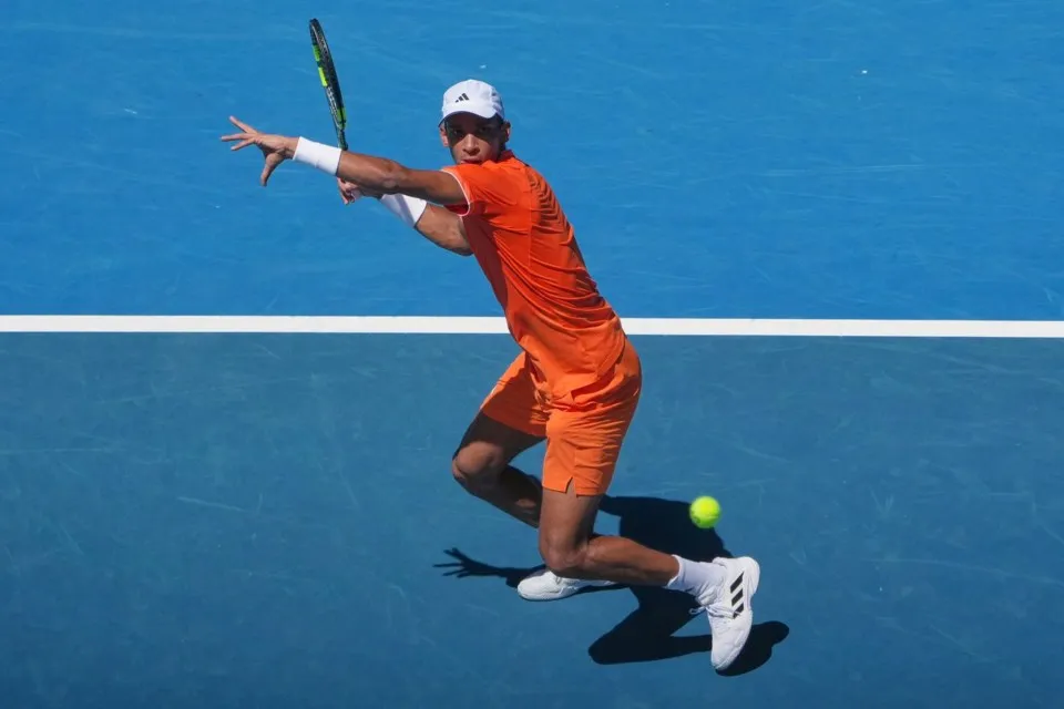 Auger-Aliassime Retires Hurt as De Minaur, Pegula Cruise at Australian Open