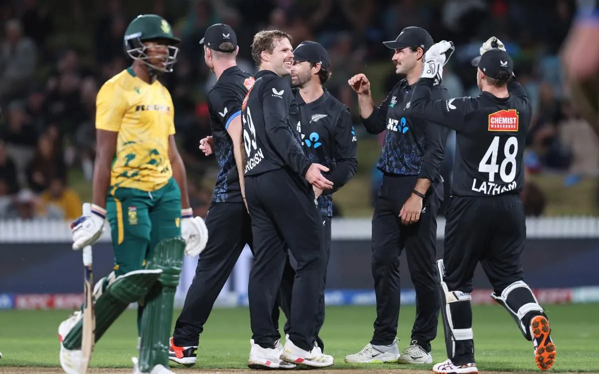 New Zealand Bowlers Shine As Hosts Beat South Africa By Eight Wickets To Take 2-1 Lead