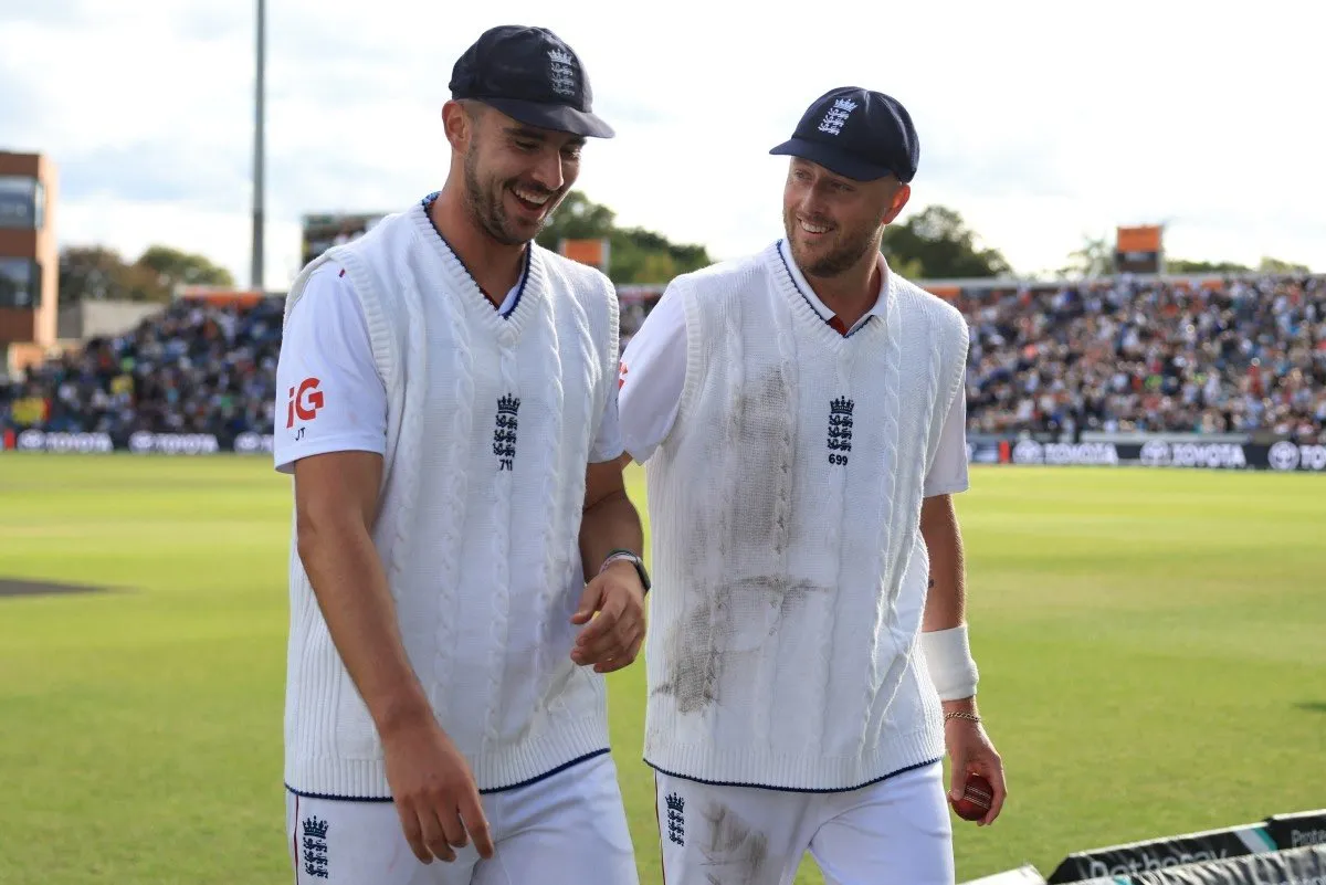 Robinson, Tongue Take Five Each as England Bowl Out Pakistan for 171