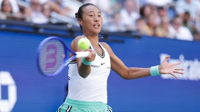 Zheng Qinwen Stuns Iga Swiatek to Reach US Open Quarterfinals